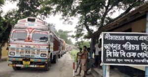 সাতক্ষীরা সীমান্তে প্রবেশের অপেক্ষায় ভারতীয় পেঁয়াজের ট্রাক