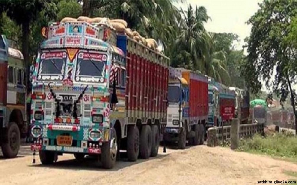 সাতক্ষীরা সীমান্তে প্রবেশের অপেক্ষায় ভারতীয় পেঁয়াজের ট্রাক