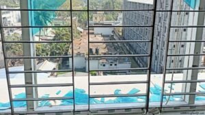 সাতক্ষীরায় ঝড়ে আটতলা ভবনের গ্লাস ভেঙে তিনজন আহত