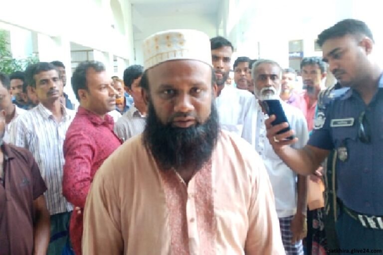 সাতক্ষীরায় আদালতের বারান্দায় ইউপি সদস্যকে ছুরিকাঘাত