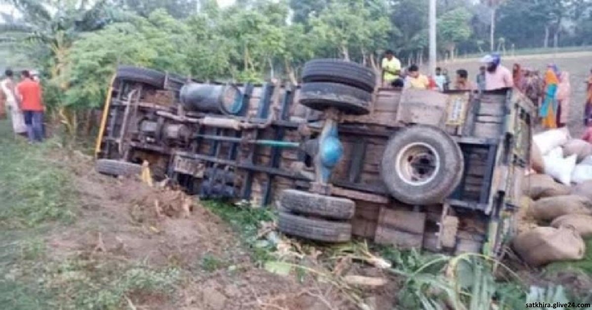 সাতক্ষীরায় ধানবোঝাই ট্রাক উল্টে দুজন নিহত