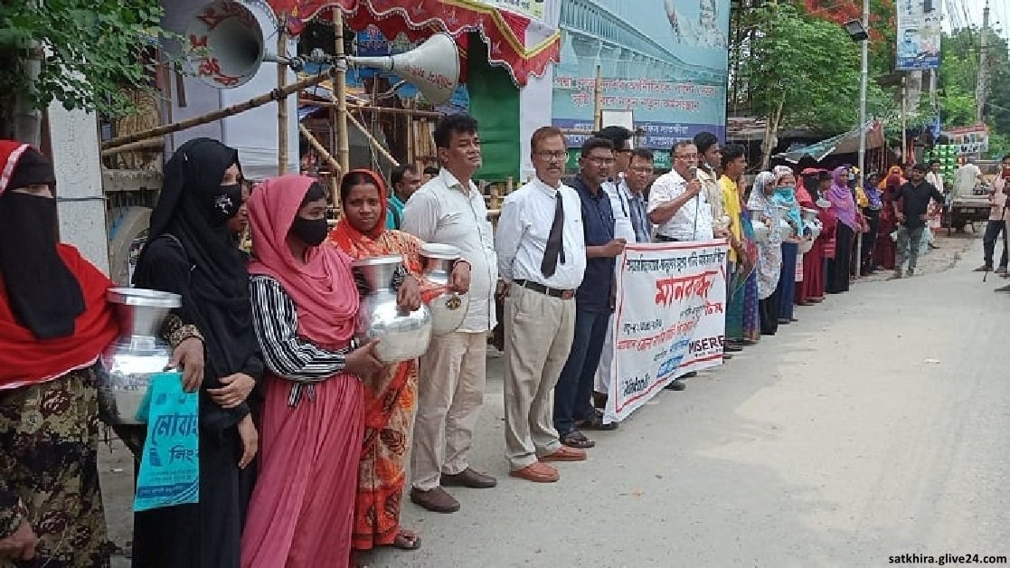 সুপেয় পানির অধিকার নিশ্চিতে সাতক্ষীরায় মানববন্ধন কর্মসূচি