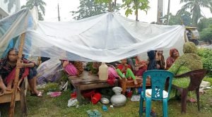 ‘বৃষ্টির মধ্যে সারারাত মেয়েকে কোলে নিয়ে মাঠে বসেছিলাম’